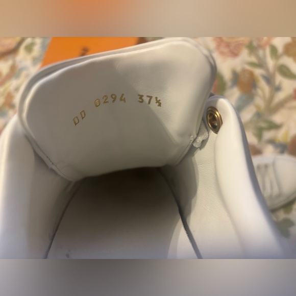 Authentic Louis Vuitton White Time Out Debossed Logo Sneakers 37 1/2 (7.5) - Picture 9 of 11